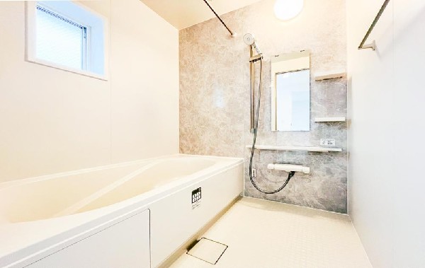 ゆったりとくつろげる広々バス。足までしっかりと伸ばせる浴槽は、心身ともにしっかりと疲れを癒してくれます。お子様とも一緒に浸かれ、ご家族みんなで一緒にバスタイムを楽しめますね♪