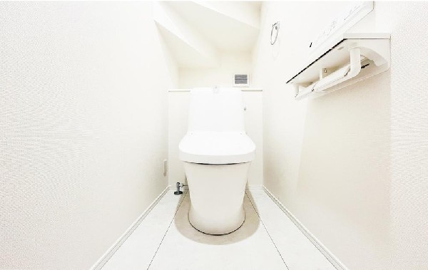 洗浄機能付き便座を標準装備。冬の寒い時期には暖房機能も活躍。快適にご利用いただけます。