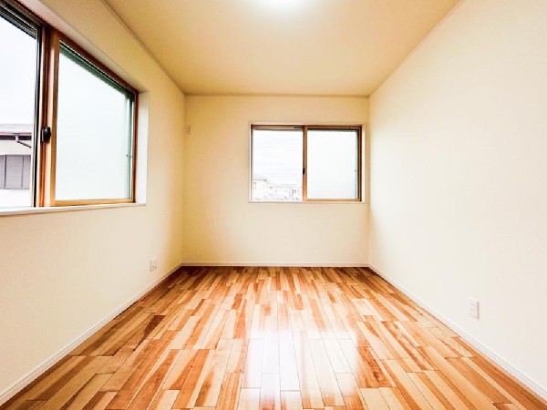 2面採光でお部屋の隅々まで明るい印象の居室。おひさまの光を、爽やかな風をたっぷりと取り込めます。居室内はいつも明るいので、毎日の生活も自然と明るくなりますね。