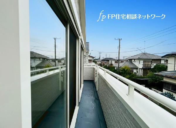 南からの明るい光が差しこむ陽だまりの空間。南に大きく面したバルコニーでお洗濯もあっという間に乾きそう。家事もスムーズにこなせますね。太陽の匂いが感じられる心地よさ。