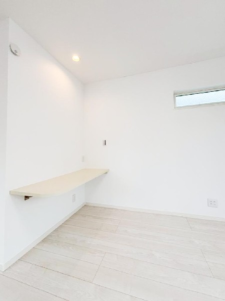 ある時はお子様のスタディスペースとして、観賞用のディスプレイとして、などいろいろな用途に活用できるカウンタースペース。「おさまりの良さ」が空間をすっきり見せる効果を引き立たせます。