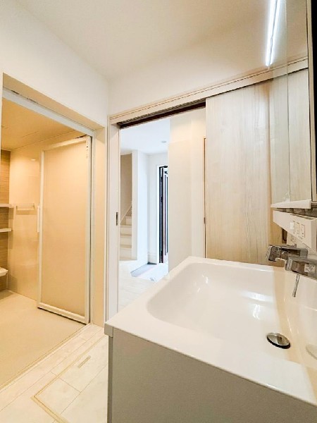 感染症予防のためには帰宅後すぐに手洗い、うがいをしたいですよね。そこで玄関近くに洗面室を設けました。ウイルスを室内に持ち込まずにすみますね。