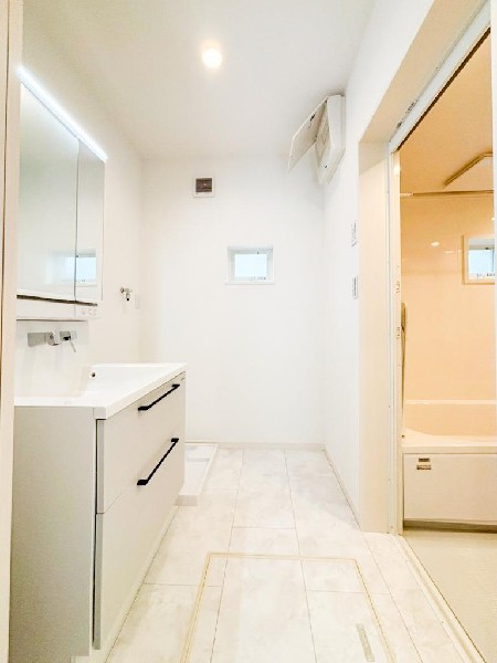 ゆとりの洗面スペースで朝の身支度も快適スムーズに。三面鏡で髪のセットやお化粧もストレスなくこなせ、朝から気分良く通勤通学に向かえそうですね！鏡の裏にはたっぷりと収納スペースを標準装備！