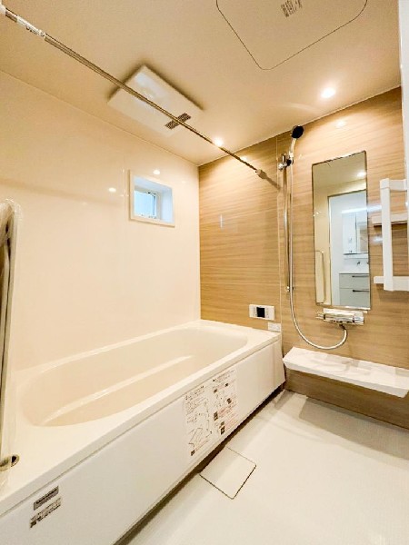 ユニットバスはゆったりとくつろげる1坪タイプ。足までしっかりと伸ばせる浴槽は、心身ともにしっかりと疲れを癒してくれます。お子様と一緒の入浴でも充分な広さです。