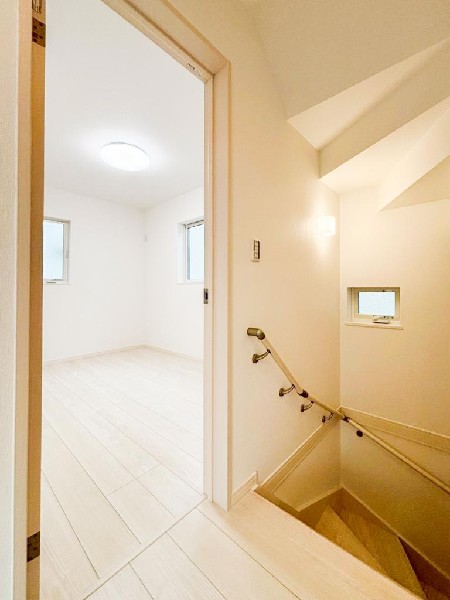 居室の戸を開けると陽当たりの良いお部屋から光が差し込み廊下まで明るくしてくれます。