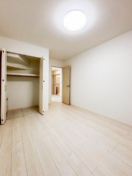 清潔感あるカラーで仕上げられた内装です。世代を問わず人気で、インテリアも合わせやすい色調ですので、落ち着きと安らぎを感じさせる雰囲気になっています。