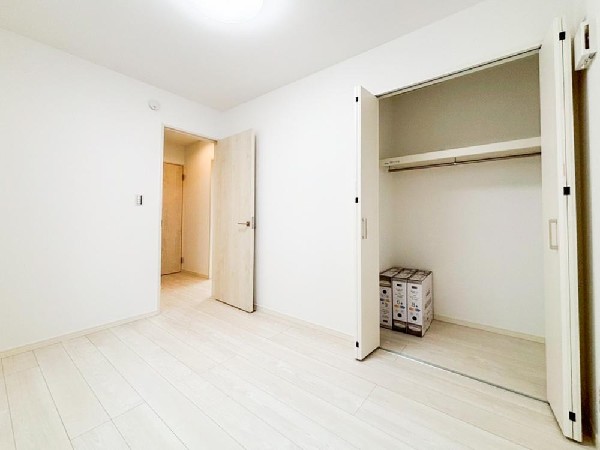 全居室には大型の収納クローゼットを完備。普段使いのお洋服や小物はもちろん、季節物のお洋服などもしっかりと整理整頓出来る。居室空間を隅々まで使えるのが嬉しい。