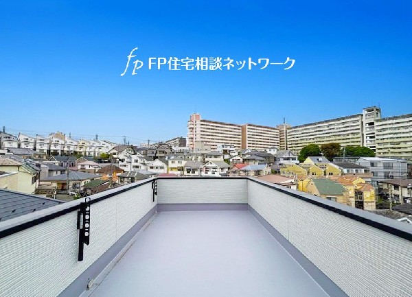 ルーフバルコニーからは景色が広く見渡せ、気持ちの良い空間。休日の過ごし方に可能性が広がります。