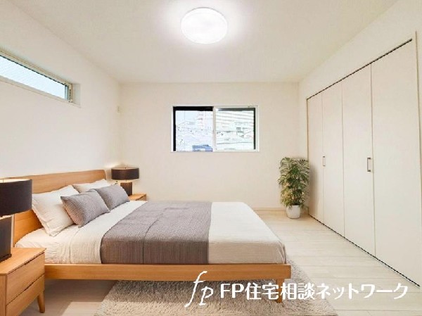 光を取り込みやすい2面採光の居室は日当たり良好です。クローゼットの完備で収納スペースも十分。(本画像はCGで作成しており、実際に現地に家具はおかれておりません。また価格に家具は含まれておりません。）