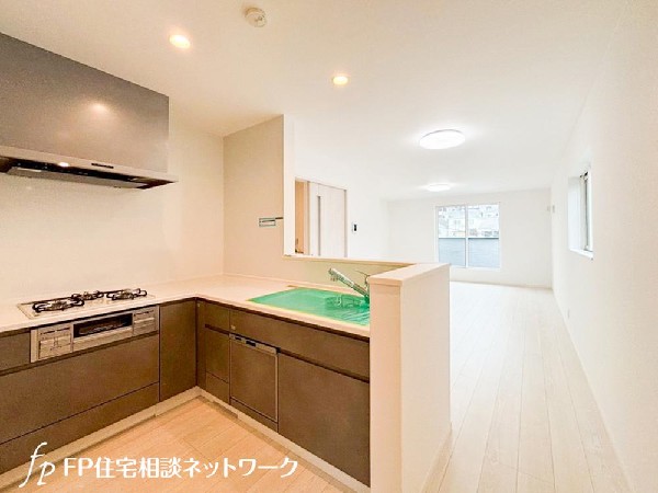 家具の配置がしやすく、家事動線にも配慮されたキッチン。毎日のお料理を効率的にしてくれる動線は、少しでも家事の時間を短縮したいというママの思いを叶えてくれます。