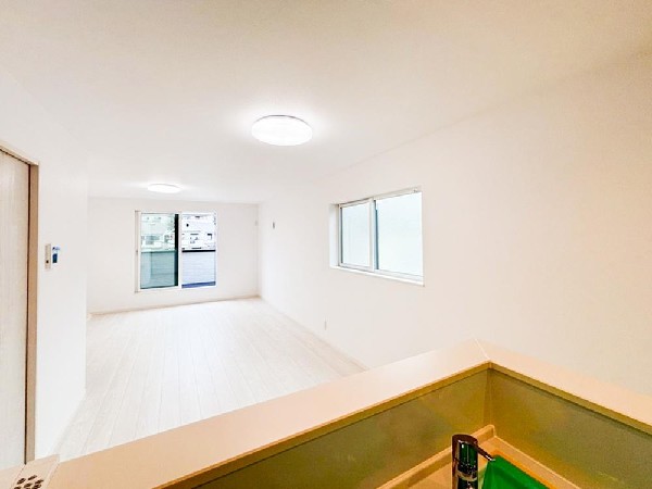 リビングで遊ぶお子様を見守りながらお料理が出来る対面式カウンターキッチンは、料理をしながらご家族との会話を楽しめます。大切なご家族をいつも身近に感じられ、毎日のお料理も楽しくなりますね。