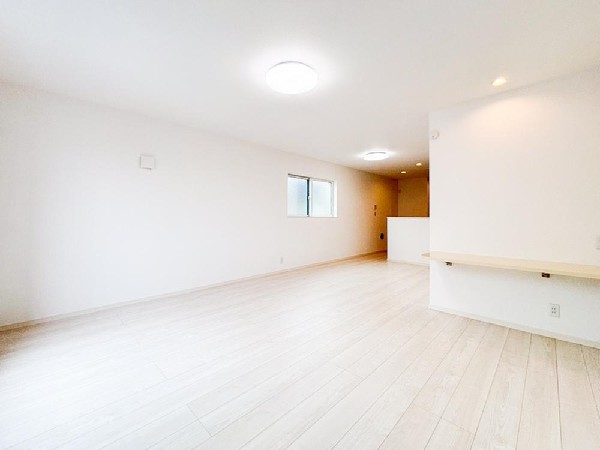 オープンでのびやかな空間を生み出す、広がりとゆとり。家族と過ごす時間を大切にしたい方にぴったりのゆとりある住空間です。窓からの日差しがリビングの隅々までしっかりと届きます。