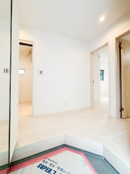 外観:玄関収納は、天井まであるタイプのため、家族全員の履物がたっぷりと収納できます。大きな扉一枚サイズの鏡付で、お出かけ前の身だしなみチェックにも便利です。