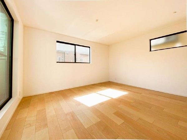 家族と過ごす時間を大切にしたい方にぴったりのゆとりある住空間です。窓からの日差しがリビングの隅々までしっかりと届きます。