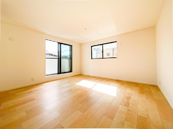 家族と過ごす時間を大切にしたい方にぴったりのゆとりある住空間です。窓からの日差しがリビングの隅々までしっかりと届きます。