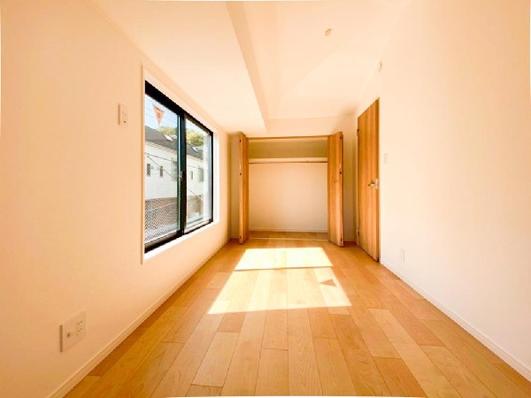 収納力が豊富な大型クローゼット。普段着やスーツはもちろんのこと、コート類などもしっかり掛けられます。奥行きもあるので、収納ボックスもそのまましまえて部屋がスッキリしますね。