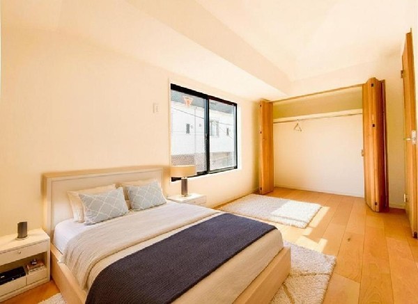 光を取り込みやすい2面採光の居室は日当たり良好です。クローゼットの完備で収納スペースも十分。(本画像はCGで作成しており、実際に現地に家具はおかれておりません。また価格に家具は含まれておりません。）