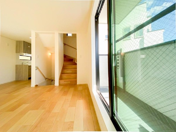 ＬＤＫのメインとなる大きな窓。通常サイズより大きめの開口部から暖かい陽射しが長い時間射し込みます。天気の良い日は是非窓を開けて風通しの良さもご体感下さい。明るいＬＤＫがご家族団欒の時を作ります。