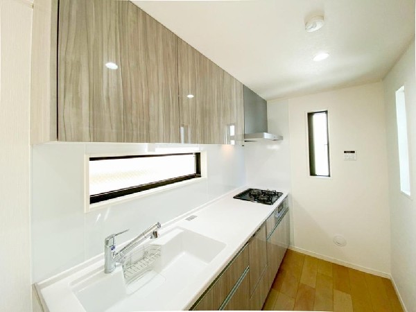 新しいキッチンは食事の支度が捗ります。お手伝いをしてくれるお子様と並びながら準備や片付けが出来るキッチンは、ご家族のコミュニケーションを育む場として活躍します。何気ない時間ですが、大切にしたいですね。