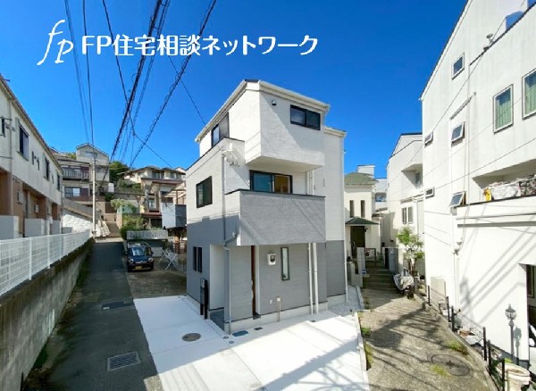 外観:日当たりが良く開放感のある角地です。 2方向から光や風を取り込める、明るく快適な住まいが実現しました！