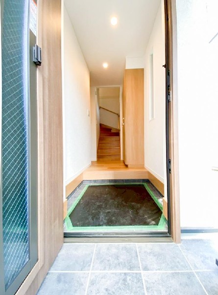 外観:玄関は家の中に入る時一番最初に目に付く場所だからこだわりたいですよね！明るい雰囲気の色目でお部屋の雰囲気をそのまま表しているようです。