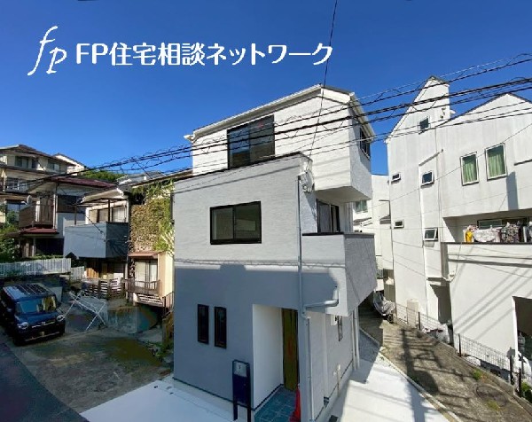 外観:白を基調にしたモダンな外観。長く愛着を持って住むからこそシンプルな色目に仕上げました。アクセントカラーで外壁を分けることで立体感が生まれ、どの角度からでも異なる表情を感じることが出来ます。