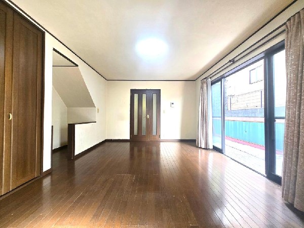 ☆☆家族の会話や笑顔が行き交うリビング☆☆  リビングで子供を走り回らせたい♪大きなソファやダイニングテーブルでゆったり食事をしたりくつろぎたい♪そんな夢が叶えられる空間です♪