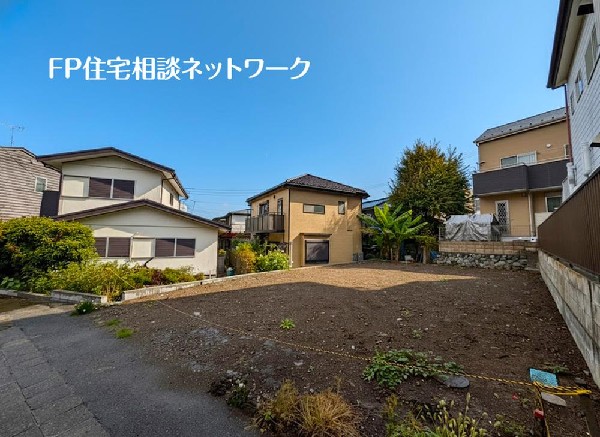 外観:前面道路は車通りの少ない道路。段差もなくお車の出し入れが苦手な方も駐車しやすそうです。