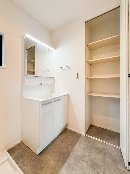 タオルや洗剤などしまうものが多い洗面室は、意外に収納場所を確保するのが難しいですよね。そこで洗面所に棚を備え付けました！すっきりと片付くのでうれしいですね。