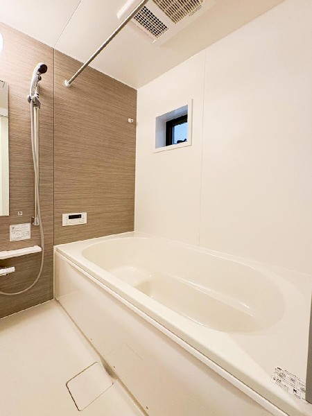 ユニットバスはゆったりとくつろげる1坪タイプ。足までしっかりと伸ばせる浴槽は、心身ともにしっかりと疲れを癒してくれます。お子様と一緒の入浴でも充分な広さです。