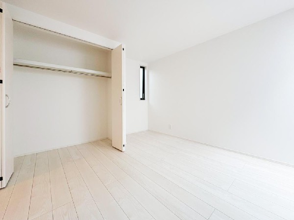 収納力が豊富な大型クローゼット。普段着やスーツはもちろんのこと、コート類などもしっかり掛けられます。奥行きもあるので、収納ボックスもそのまましまえて部屋がスッキリしますね。