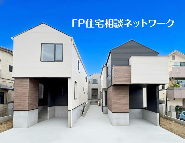 外観:◇外観◇  深く豊かな緑と爽快な青い空を感じるまさに横浜に暮らす心地よさを存分に堪能いただける邸宅です。グレードの高い設備仕様が標準装備のデザイン住宅で快適で便利な生活をお送り頂けます。