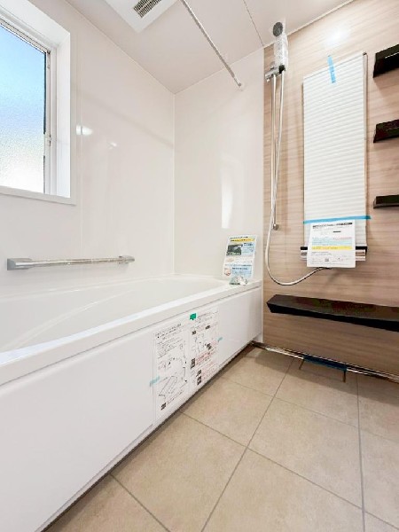 ユニットバスはゆったりとくつろげる1坪タイプ。足までしっかりと伸ばせる浴槽は、心身ともにしっかりと疲れを癒してくれます。お子様と一緒の入浴でも充分な広さです。