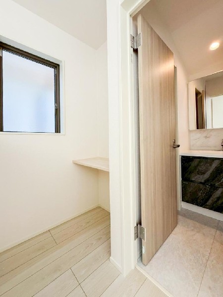 洗面所横にカウンターを設置。ちょっとした家事スペースに便利です。