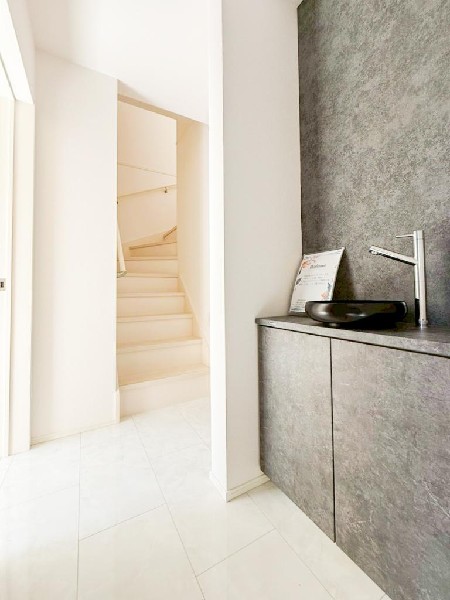 感染症予防のためには帰宅後すぐに手洗い、うがいをしたいですよね。そこで玄関近くに手洗場を設けました。2階の洗面室に行かなくても手洗いできて、ウイルスを室内に持ち込まずにすみますね。