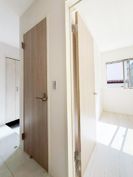 居室の戸を開けると陽当たりの良いお部屋から光が差し込み廊下まで明るくしてくれます。