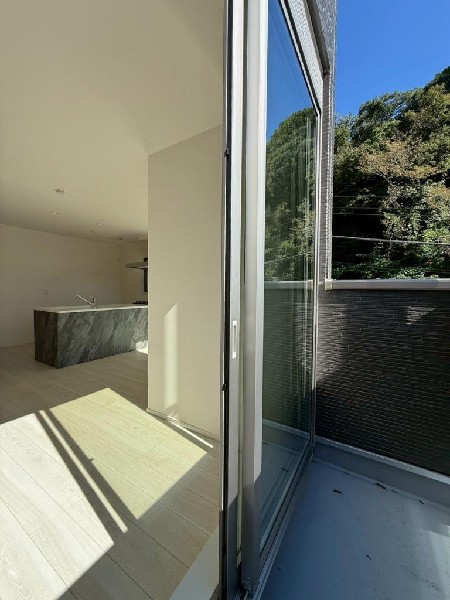 南からの明るい光が差しこむ陽だまりの空間。南に大きく面したバルコニーでお洗濯もあっという間に乾きそう。家事もスムーズにこなせますね。太陽の匂いが感じられる心地よさ。