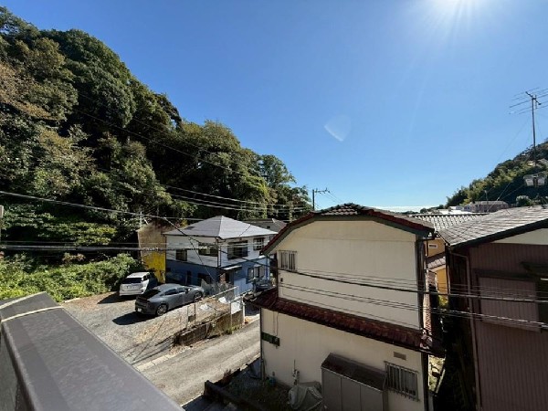 周囲に高い建物のないエリアだから、バルコニーに出れば景色を広く見渡せて解放的です。空を広く感じながら思わず深呼吸したくなります。