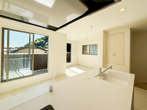 調理をしながら目線を上げれば明るい空が見えるので気持ちが明るくなりそうです。