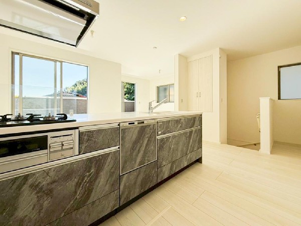 リビングのお子様を見守りながらお料理が出来る対面式カウンターキッチン。ご家族との会話がはずみます。