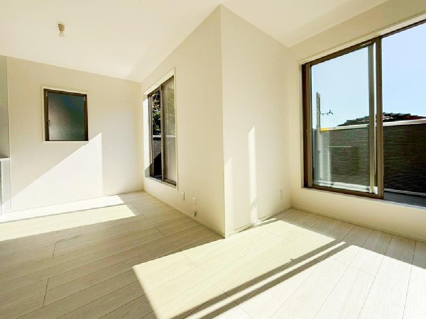 家族だんらんのスペースとなるリビング。窓が多い設計なので色々な角度から光が取り込めます。明るいリビングで新しい生活を。