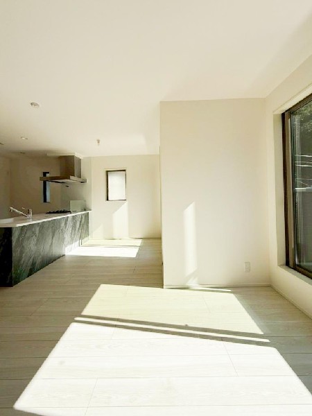 開放感のある2階リビングは陽当たりも良く日中は明るい日差しが射し込みます。また、道路からの目線も気になりにくいのでプライバシーも守られやすいですね。ご家族団欒のスペースとして大活躍するＬＤＫです。