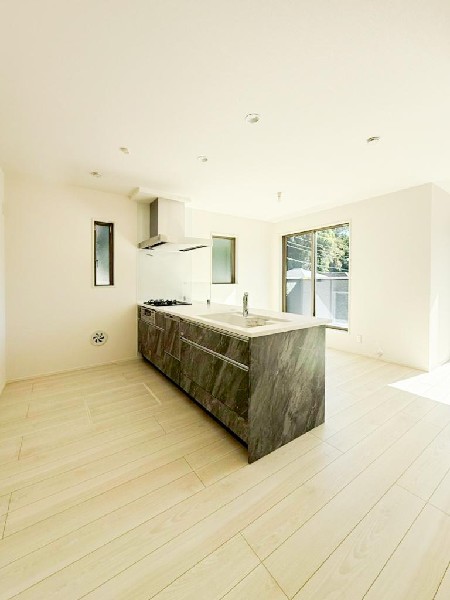 2階リビングは道路からの目線も気になりにくいので窓を開け放してもＯＫ。陽当たりも良く日中は明るい日差しが射し込みます。ご家族団欒のスペースとして大活躍するＬＤＫです。