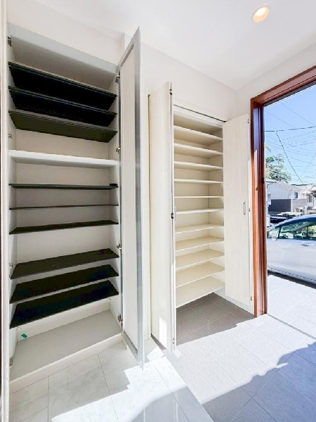 外観:散らかりがちな玄関をスッキリと保てる玄関収納は、家の中に入る時一番最初に目に付く場所だからこだわりたい。落ち着いた雰囲気の色目が、室内のカラーやデザインと調和しています。