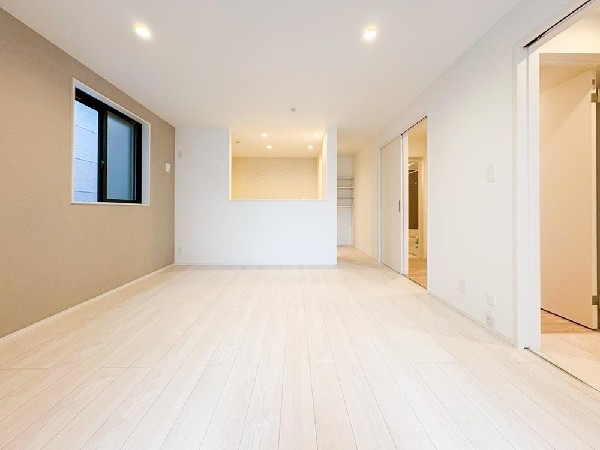 家族と過ごす時間を大切にしたい方にぴったりのゆとりある住空間です。窓からの日差しがリビングの隅々までしっかりと届きます。