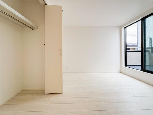 全居室には大型の収納クローゼットを完備。普段使いのお洋服や小物はもちろん、季節物のお洋服などもしっかりと整理整頓出来る。居室空間を隅々まで使えるのが嬉しい。