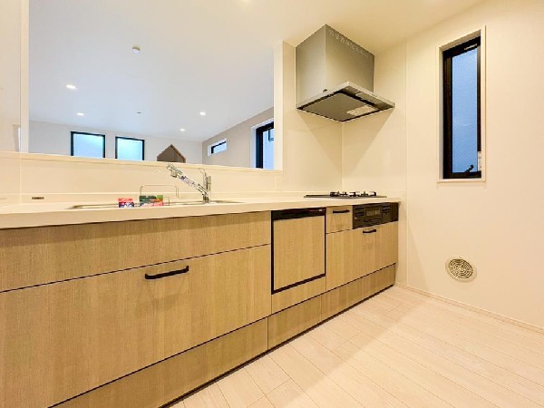 リビングのお子様を見守りながらお料理が出来る対面式カウンターキッチン。ご家族との会話がはずみます。