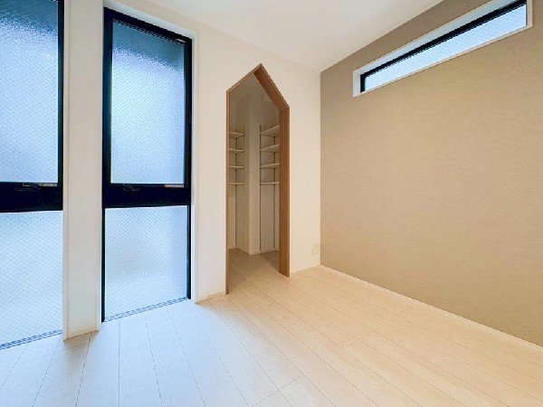 なにかと物が溢れがちなリビングに、マルチにご使用いただける収納スペースを設けました。お掃除用具、書類関係などもしまえるのでリビングがスッキリ片付きます。