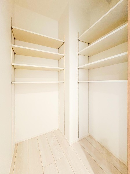 タオルや洗剤などしまうものが多い洗面室は、意外に収納場所を確保するのが難しいですよね。そこで洗面所近くに棚を備え付けました！すっきりと片付くのでうれしいですね。