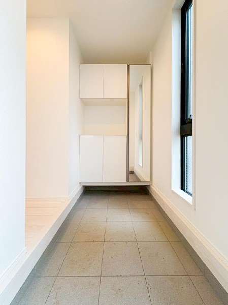 外観:玄関は家の中に入る時一番最初に目に付く場所だからこだわりたいですよね！明るい雰囲気の色目でお部屋の雰囲気をそのまま表しているようです。